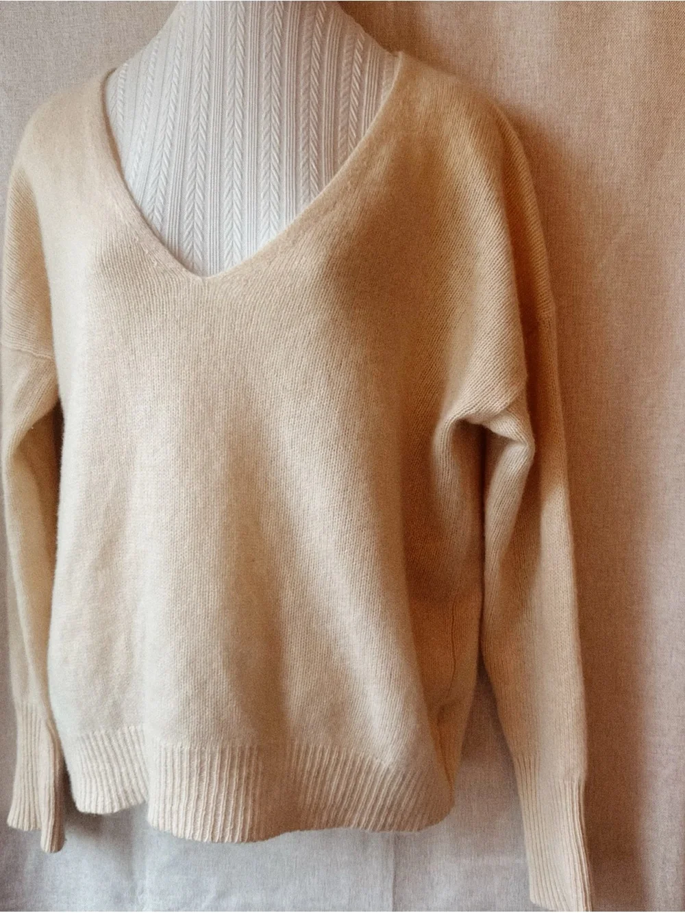 🍮 100% Cashmere • 360Cashmere • Dulce de Leche Cheesecake • Vanilla Cream V-Neck - Picture 1 of 11